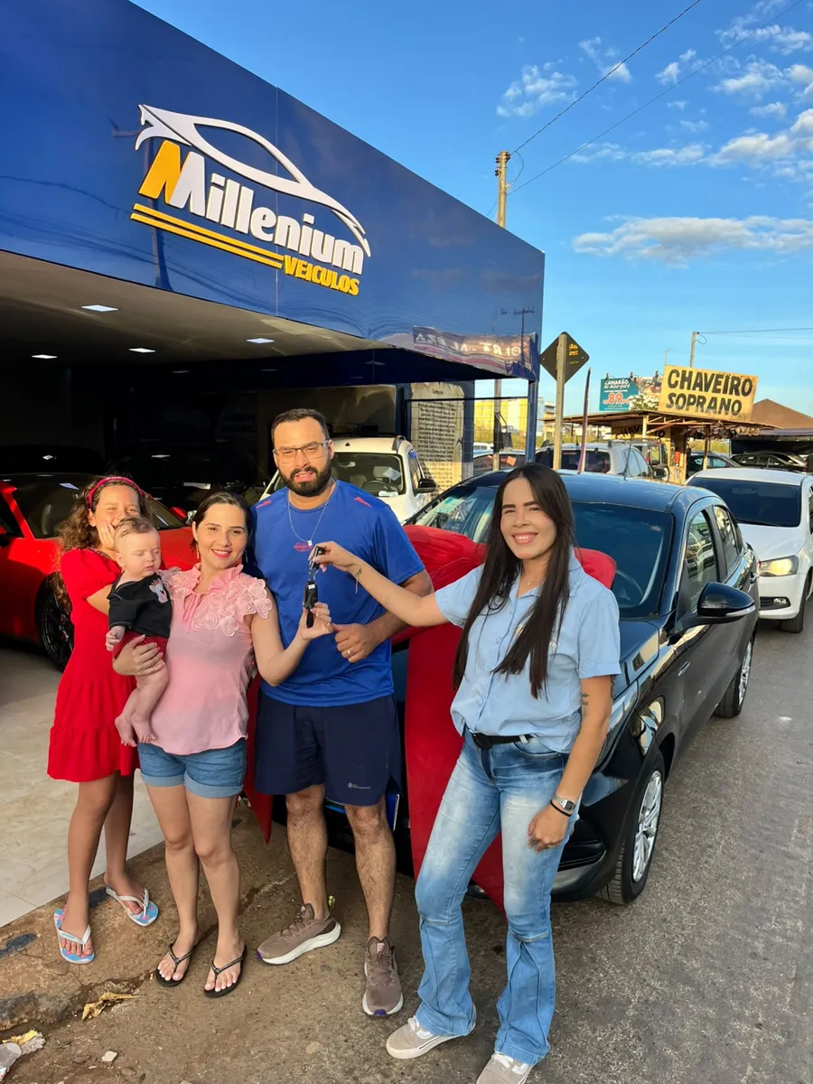 Família recebendo a chave do carro na Millenium