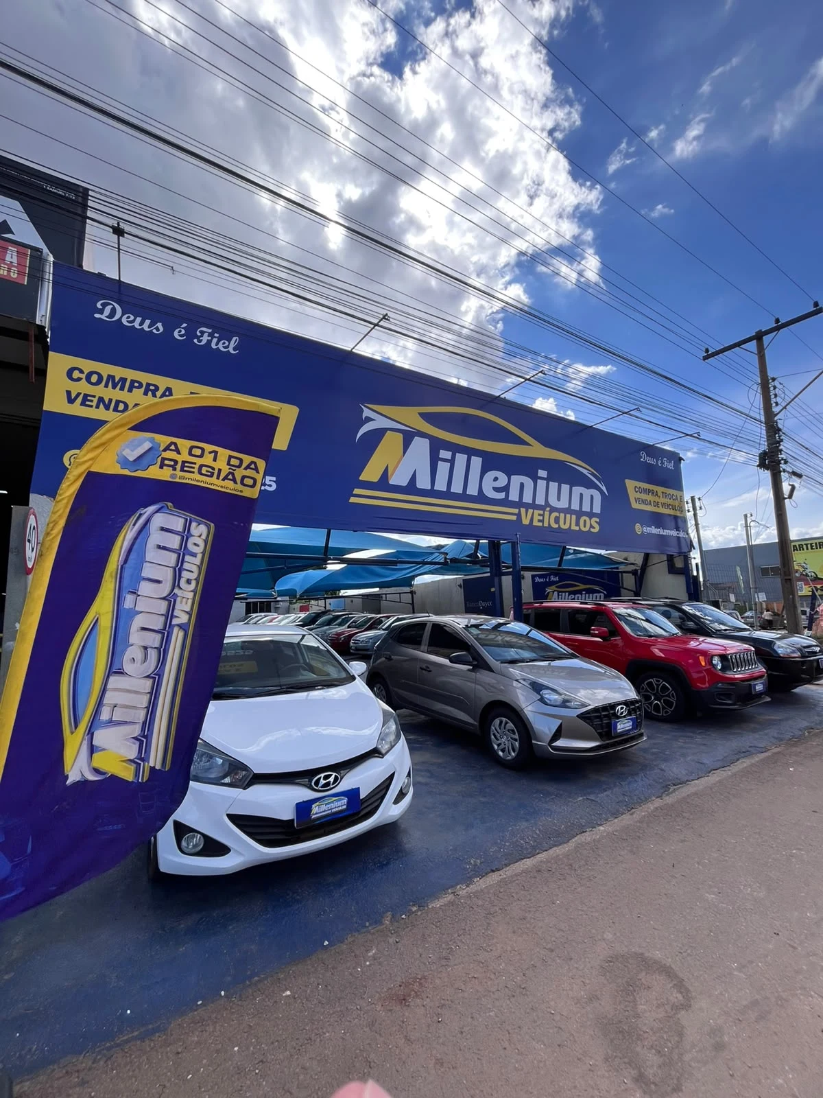 Veículos Hyundai e Jeep na vitrine real da Millenium