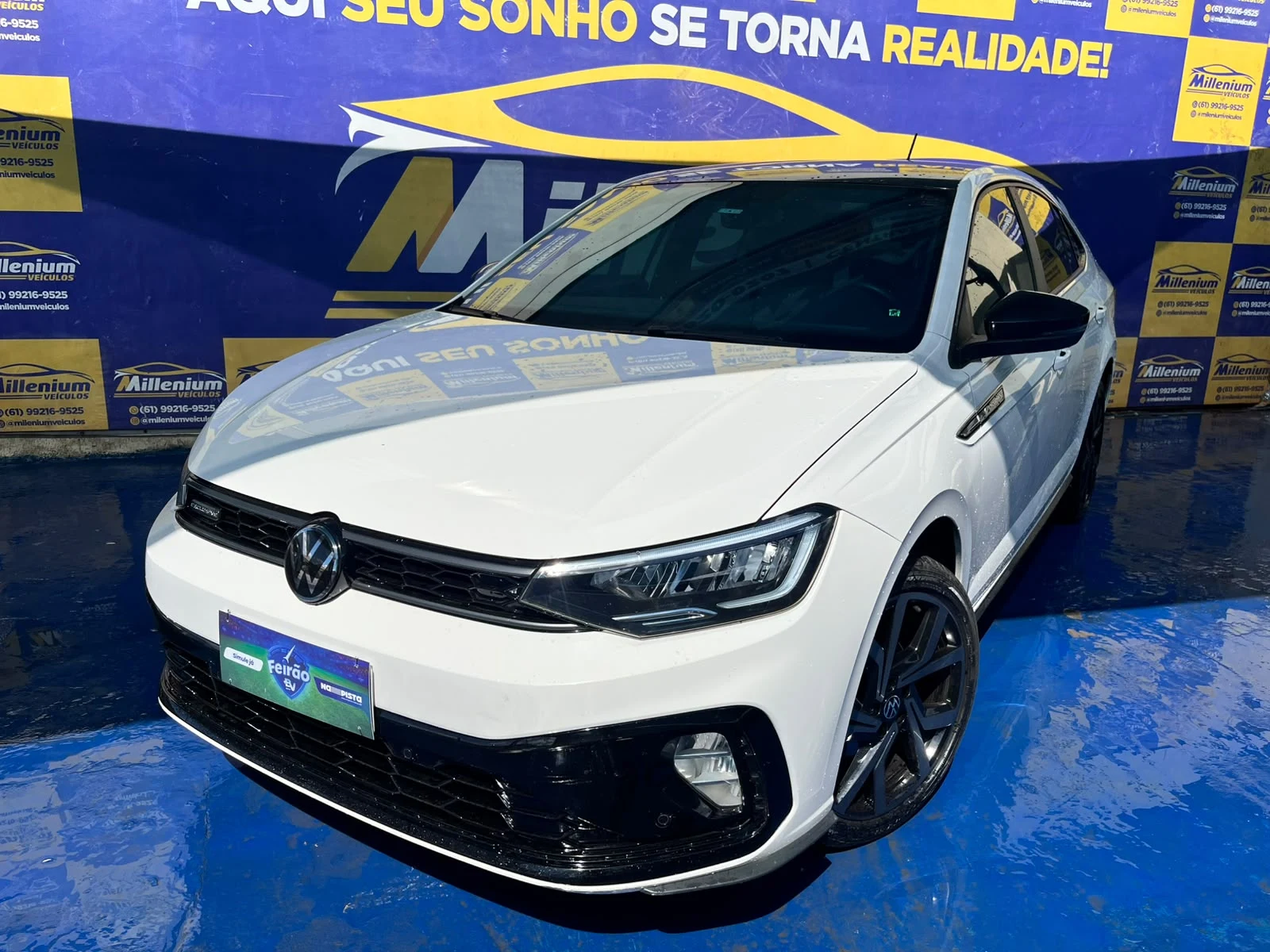 Volkswagen branco fotografado na Millenium Veículos