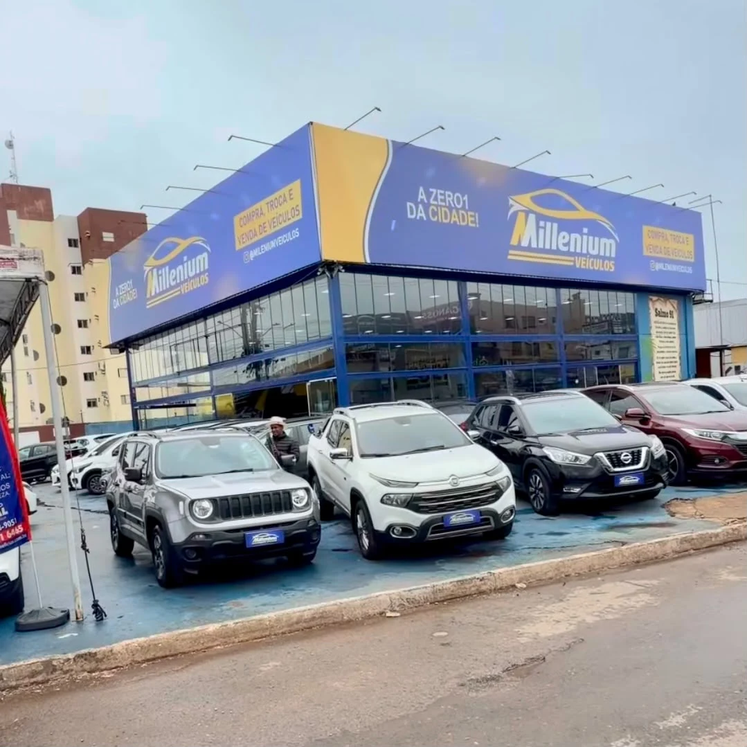 Fachada oficial da Millenium Veículos com veículos expostos