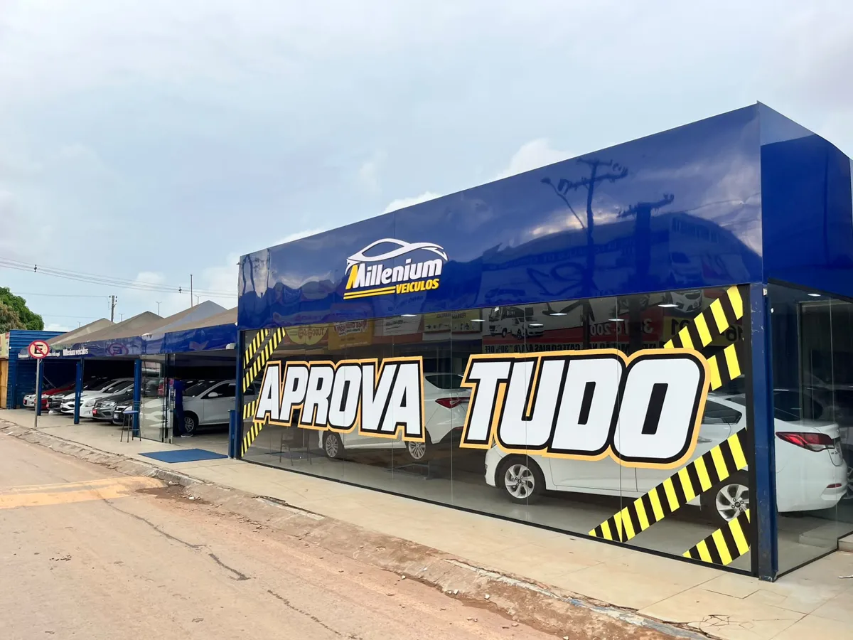 Fachada da Millenium Veículos com vitrine